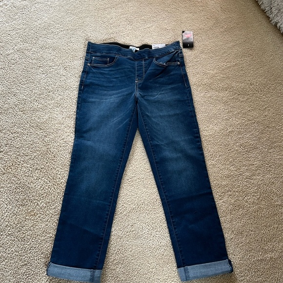 Croft and Barrow Relaxed Girlfriend pull on jeans. - Picture 2 of 5